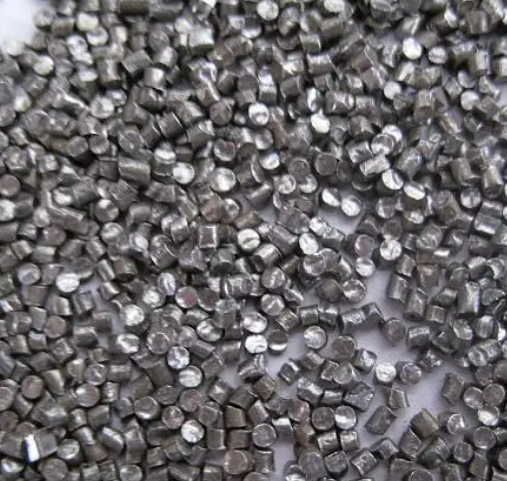 騰博機械磨料——鋼絲切丸-磨料簡介 騰博鋼絲切丸根據(jù)使用的鋼絲不同分為高碳鋼絲切丸和低碳鋼絲切丸。切成的鋼絲丸未經(jīng)鈍化處理，呈現(xiàn)···